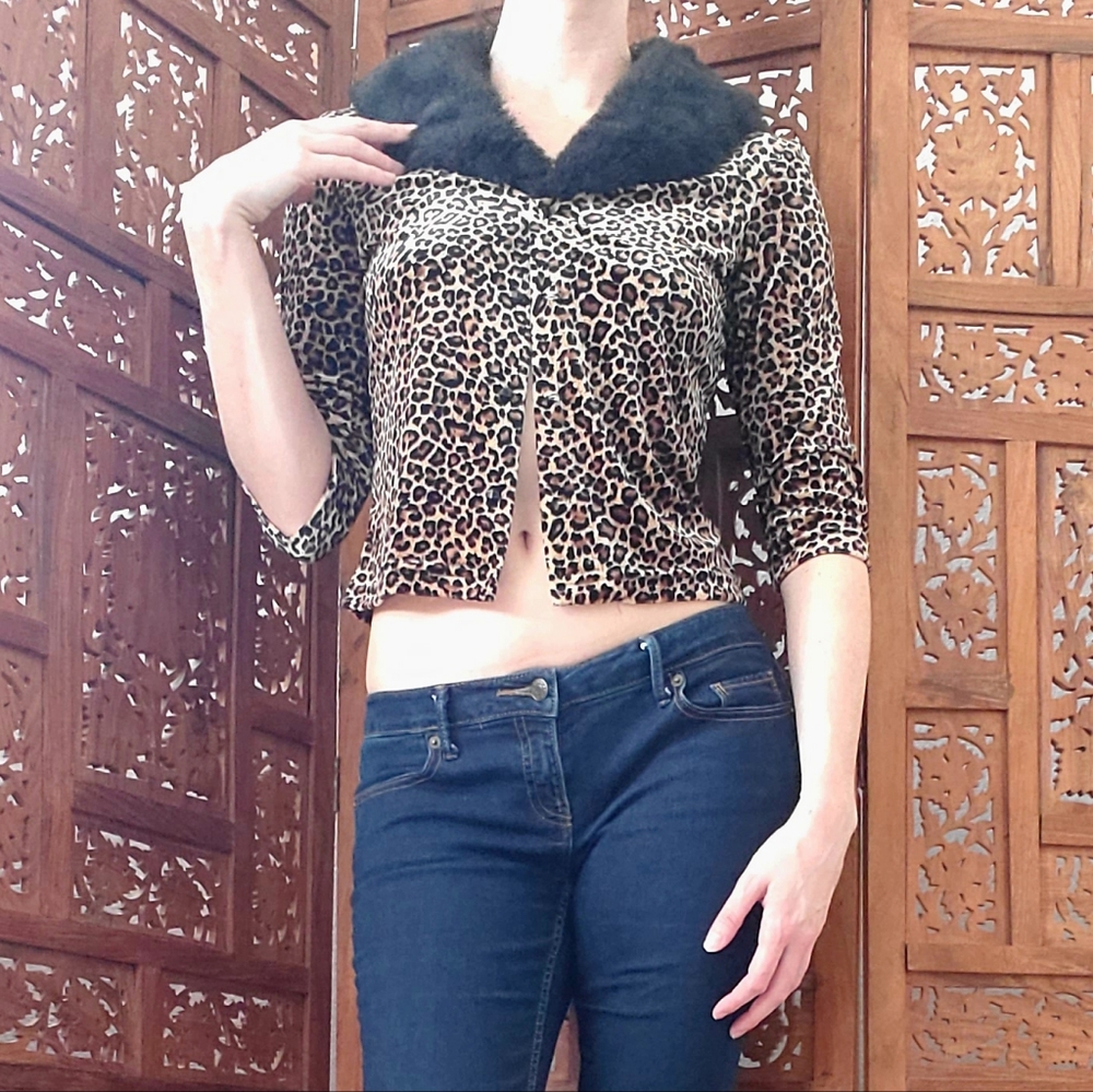 Cute 90s style Aziz leopard print button up top with faux fur neckline